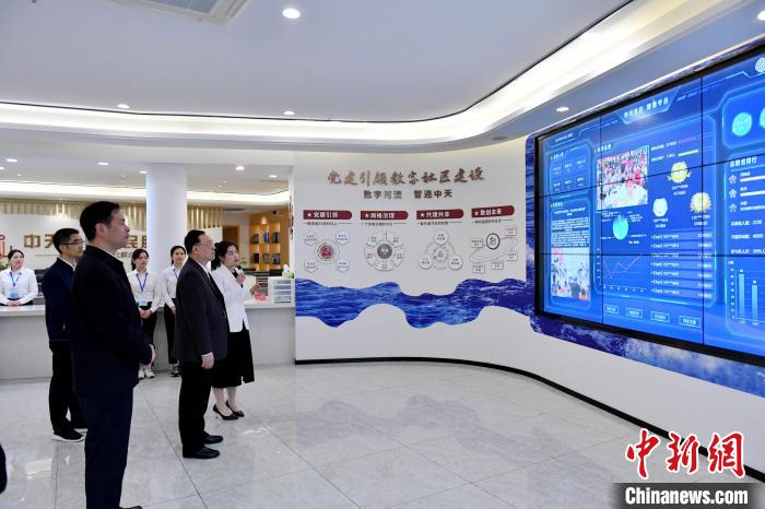 圖為與會來賓參觀福州中天社區(qū)?！蚊?攝