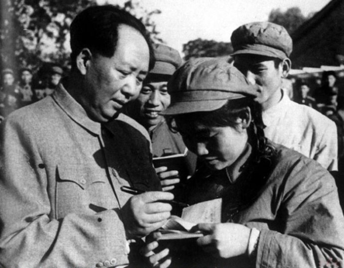 1952年，毛澤東為志愿軍歸國代表團文藝戰士代表謝秀民簽名留念。