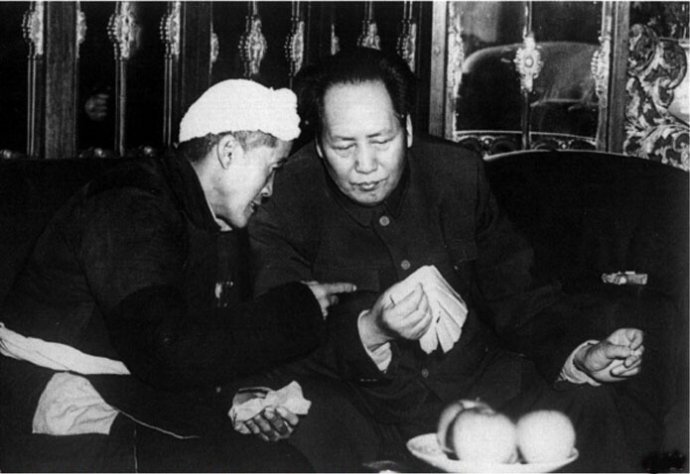 1952年,毛澤東與陜甘寧邊區(qū)勞動模范楊步浩親切交談。