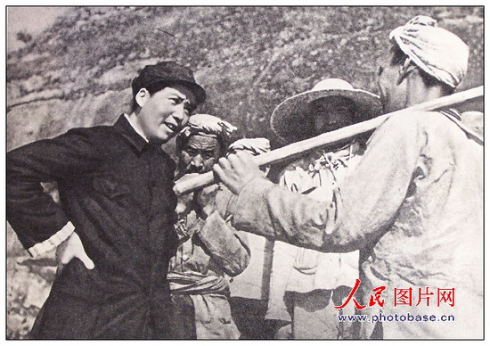 1939年,毛澤東同志在延安和楊家?guī)X農(nóng)民親切談話。
