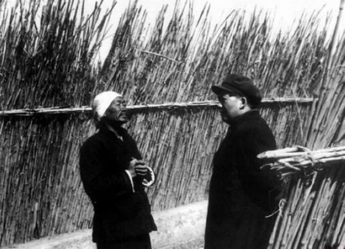 1952年,毛主席在北京近郊訪問農(nóng)民。