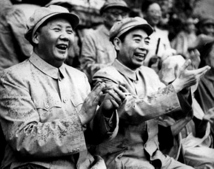 1952年,毛主席在北京與周總理冒雨觀看解放軍體育比賽。