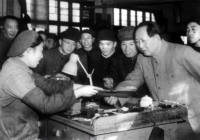 1956年,毛澤東視察南京無線電廠。
