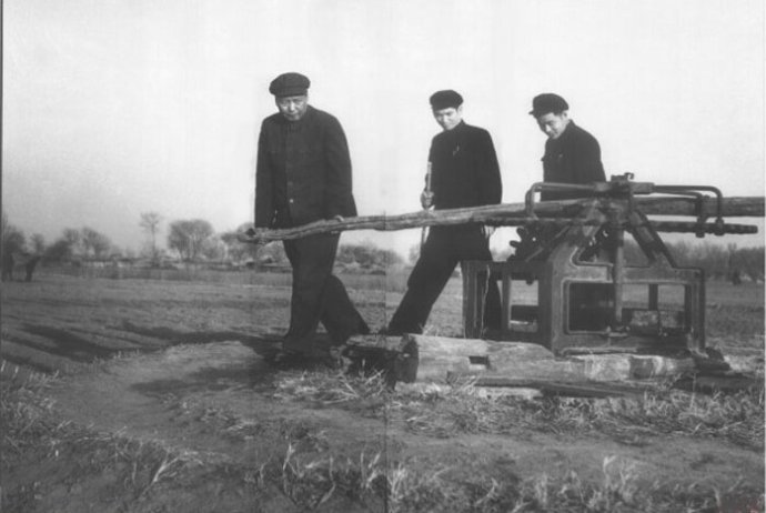 1954年,毛澤東在順義縣農(nóng)村視察。
