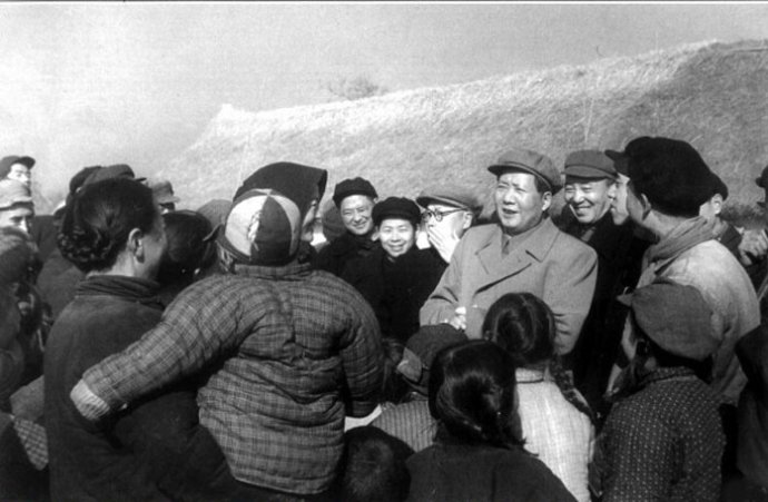 1955年,毛澤東在南京郊區(qū)饒辰鄉(xiāng)十月農(nóng)業(yè)合作社和群眾交談。