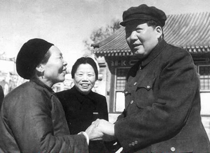 1954年,毛澤東接見抗美援朝英雄黃繼光的母親鄧芳芝。