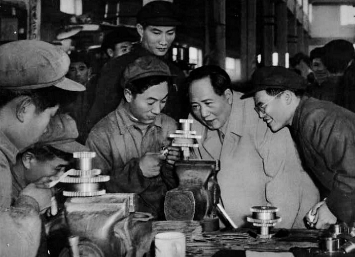 1956年,毛主席在天津視察工廠。