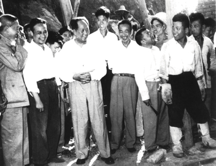 1958年,毛主席在湖北視察武昌第一紗廠(現(xiàn)武漢國棉六廠)。