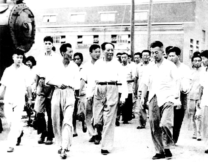 1958年,毛主席在湖北視察武漢重型機床廠。