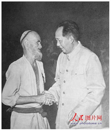 1958年,毛澤東和維吾爾族老人庫爾班·吐魯木親切握手。