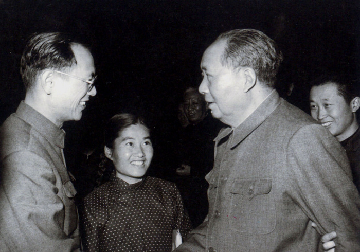 1965年,毛主席在北京與生物化學家彭加木親切握手交談。攝影:錢嗣杰