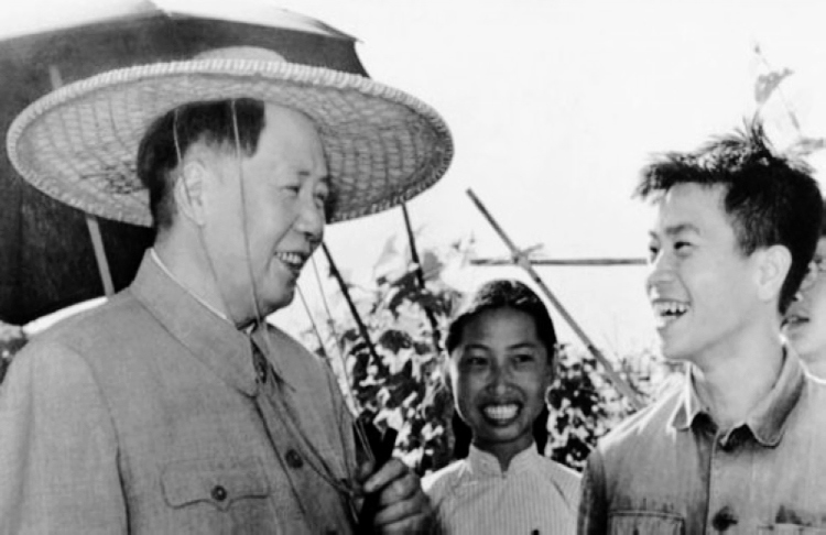1958年,毛主席在廣東視察。