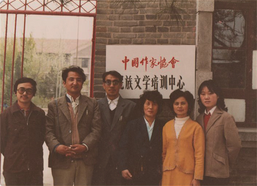 在民族文學雜志社任職期間，吉米平階（左一）和同事合影??.jpg